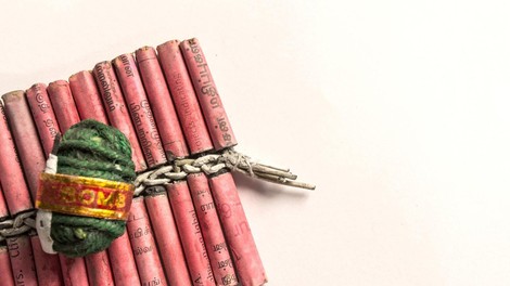 Petarda hudo poškodovala otroka v Celju