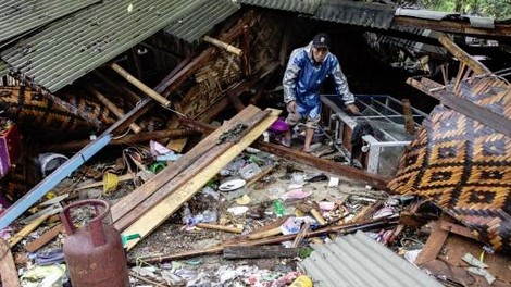 Število žrtev cunamija v Indoneziji narašča