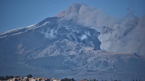Etna na Siciliji povzroča močne potrese in povzroča veliko škode
