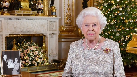 Pri kraljici Elizabeti božični okraski visijo do februarja, razlog za to pa je res žalosten