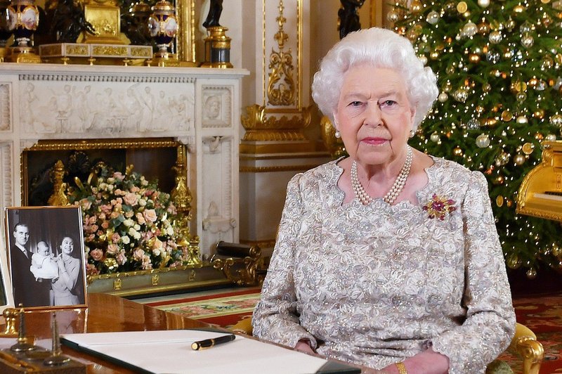 Pri kraljici Elizabeti božični okraski visijo do februarja, razlog za to pa je res žalosten (foto: Profimedia)