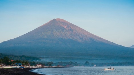 Na indonezijskem Baliju izbruhnil vulkan