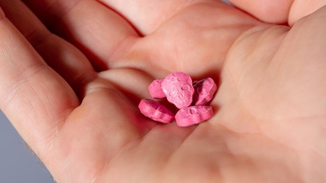 Rekreativna uporaba drog: Zavajujoči blišč pisanih tabletk