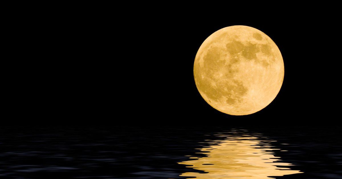 Луна распласталась на тихой воде. Магические ритуалы на полнолуние. Обряды в полнолуние. Полнолуние обряды и ритуалы. Свеча Луна.