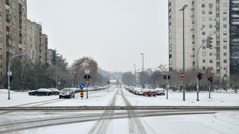 Previdno na cestah: Del države zajelo sneženje, sneg se oprijema vozišč