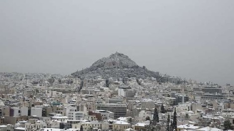 Mraz in sneg ohromila Grčijo, poročajo tudi o smrtnih žrtvah