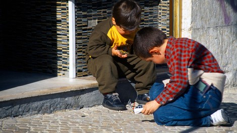 V portugalski vasi si otroci ob svetih treh kraljih privoščijo cigareto