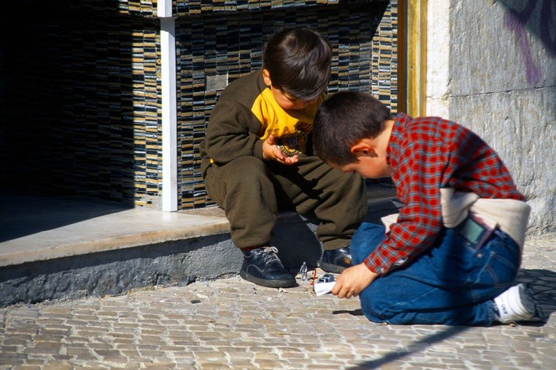 V portugalski vasi si otroci ob svetih treh kraljih privoščijo cigareto (foto: profimedia)