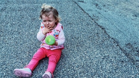 V Nemčiji oče ob cesti pustil hčer, ker ni želela zaspati