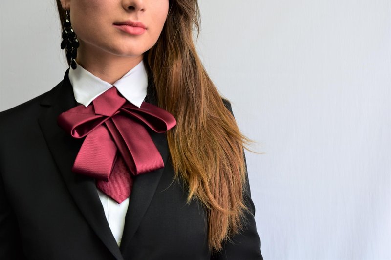 Metka Tratnik je oblikovalka prav posebnega kosa ženske garderobe, ki ga je poimenovala Tiesy (foto: OA)