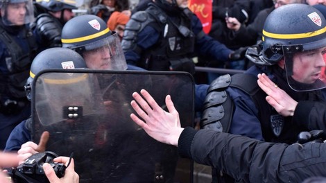Ob protestih rumenih jopičev v Parizu tudi spopadi s policijo
