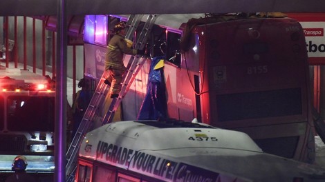 Tudi mrtvi v trku dvonadstropnega kanadskega avtobusa v nadstrešnico