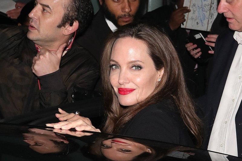 Angelina se ne ozira na govorice o Bradu in Charlize Theron - ujeli so jo med nakupi! (foto: Profimedia)