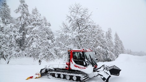 Snežni plaz zasul hotel v Avstriji, goste so morali evakuirati!