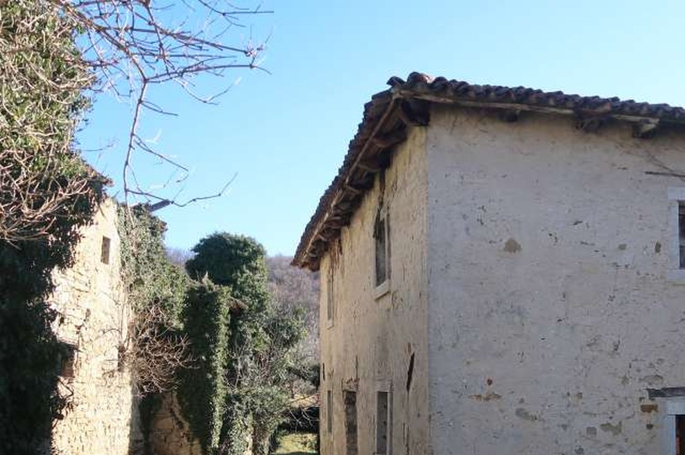 Skozi resničnostni šov bodo obnavljali zapuščeno vas v Brdih (foto: STA/Rosana Rijavec)