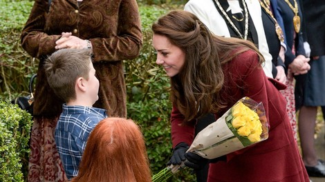 Vojvodinja Kate v vlogi prostovoljke je z otroki pekla pico