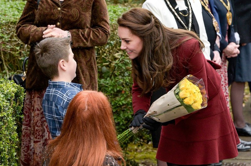 Vojvodinja Kate v vlogi prostovoljke je z otroki pekla pico (foto: Profimedia)