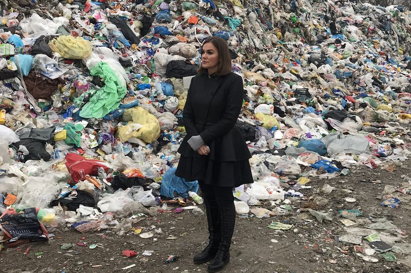 Rebeka je bila opažena na smetišču, kjer je v video obliki podala svojo novoletno zaobljubo, da bo tudi sama zmanjšala rabo plastike za enkratno uporabo. (foto: Cut Production)