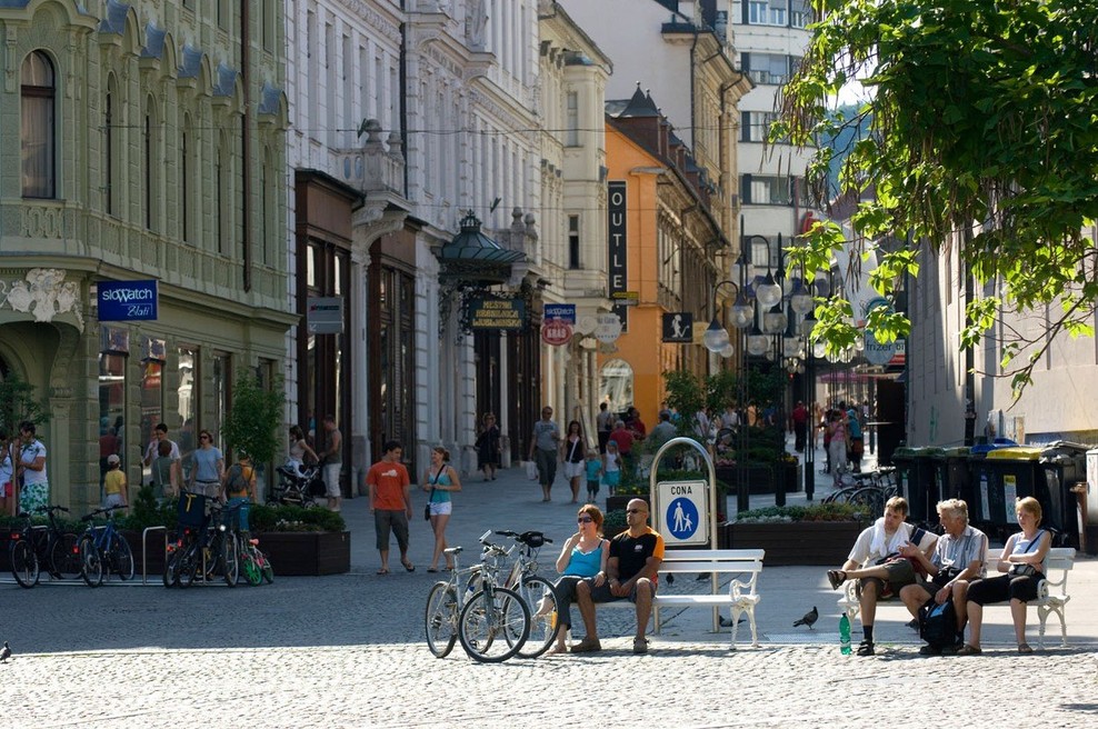 Lani so imela slovenska gospodinjstva več denarja in ljudje so bili bolj zadovoljni z življenjem (foto: profimedia)