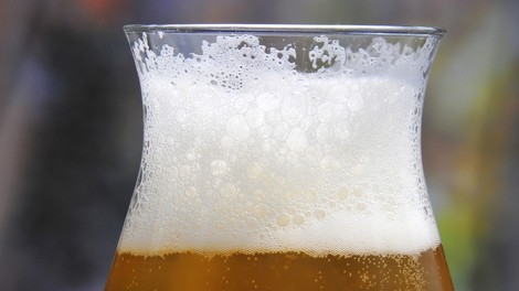 Nemčija: na pivskih nalepkah bo zapisana tudi hranilna vrednost hmeljeve pijače