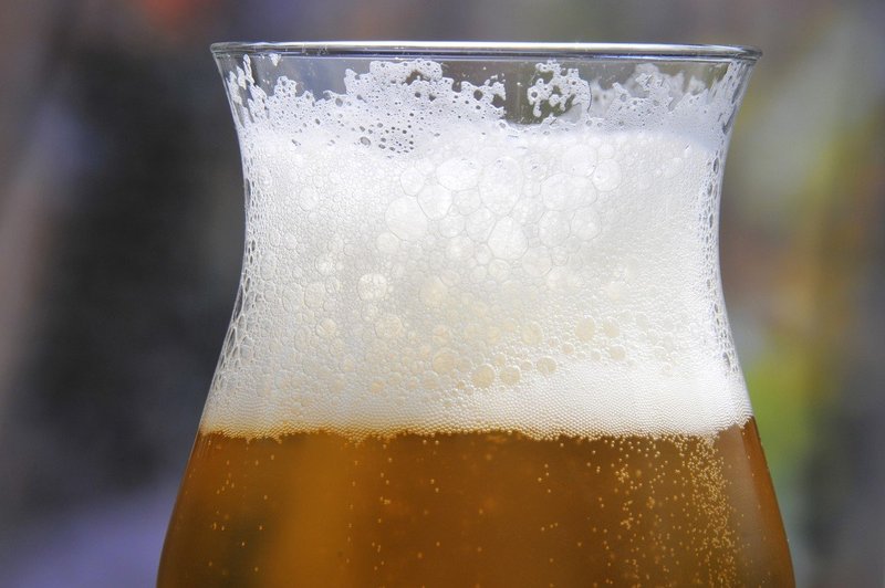 Nemčija: na pivskih nalepkah bo zapisana tudi hranilna vrednost hmeljeve pijače (foto: profimedia)