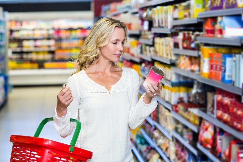 Privlačne in zavajajoče trditve o prehranskih izdelkih vzbujajo napačen vtis potrošnikov (foto: profimedia)