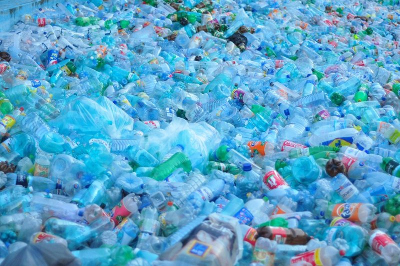 Svetovne težave z odpadno plastiko, ki nas čedalje bolj duši, bo skušalo rešiti novo združenje (foto: profimedia)