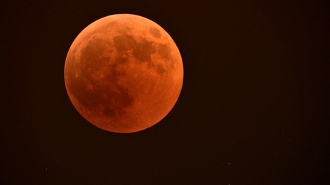 Če bo jasno, bo to noč viden prvi popoln mrk letos s super krvavo Luno