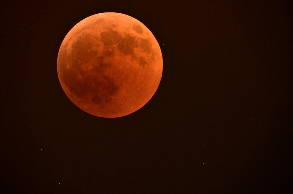 Če bo jasno, bo to noč viden prvi popoln mrk letos s super krvavo Luno (foto: profimedia)