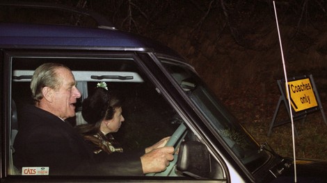 Za krmilom nepripeti princ Philip je dva dni po prometni nesreči sprožil kup vprašanj