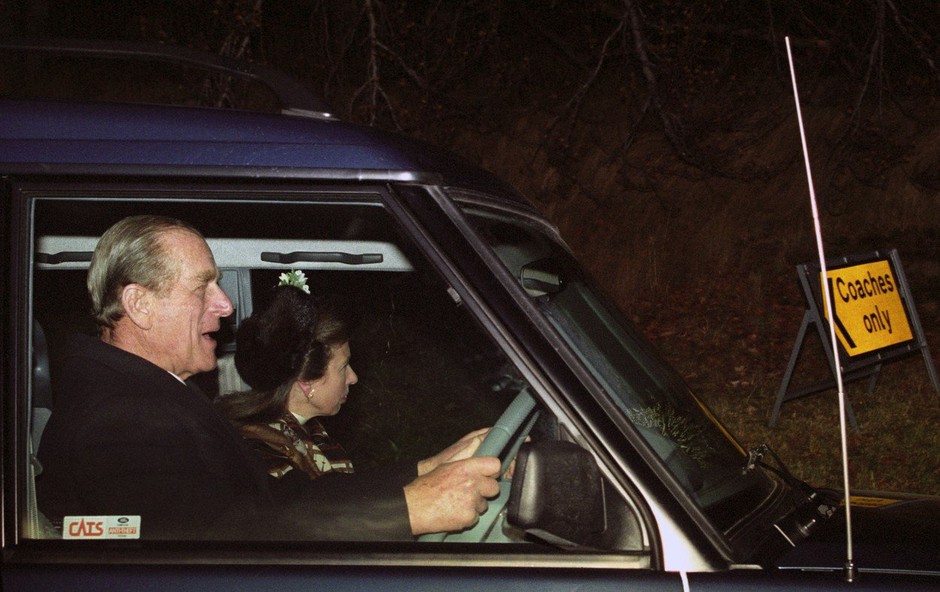 Za krmilom nepripeti princ Philip je dva dni po prometni nesreči sprožil kup vprašanj (foto: profimedia)