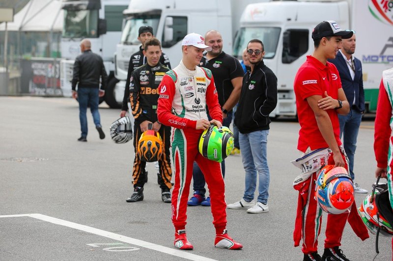 Sin Michaela Schumacherja podpisal pogodbo s Ferrarijem (foto: Profimedia)