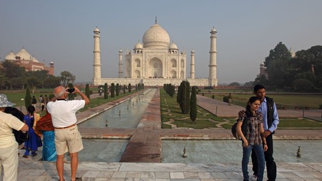 S fračami nad opice, ki nadlegujejo obiskovalce palače Tadž Mahal v Agri