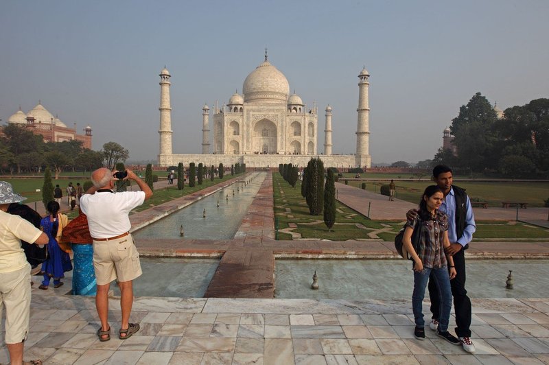 S fračami nad opice, ki nadlegujejo obiskovalce palače Tadž Mahal v Agri (foto: profimedia)