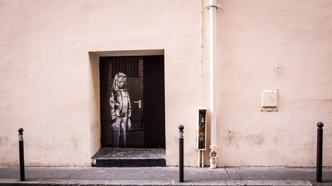 Tatovi ukradli Banksyjev grafit žalujoče ženske z dvorane Bataclan