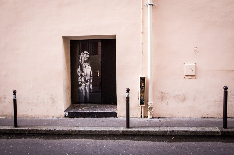 Tatovi ukradli Banksyjev grafit žalujoče ženske z dvorane Bataclan (foto: profimedia)