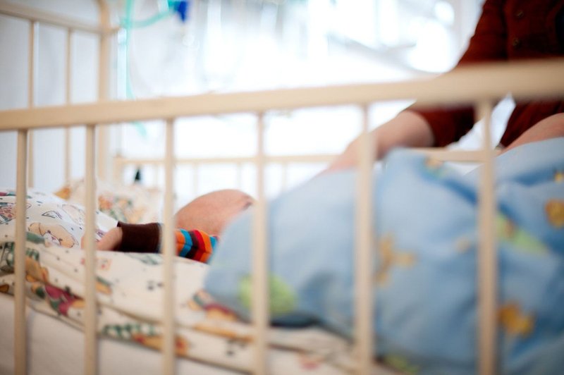 Hrvaška: Šok za mamo - njena dojenčka v bolnišnici v ponečedenih oblačilih in z vneto kožo! (foto: Profimedia)