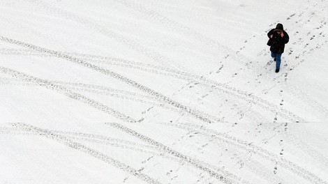 Po Sloveniji sneži, sneg pa se že oprijemlje cestišč!