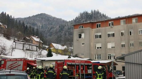 Jesenice: Po požaru v bolnišnici, ki je terjal dve žrtvi, na delu preiskovalci