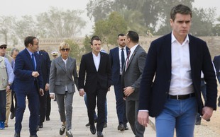 Brigitte Macron na udaru kritikov zaradi izbire športnih čevljev