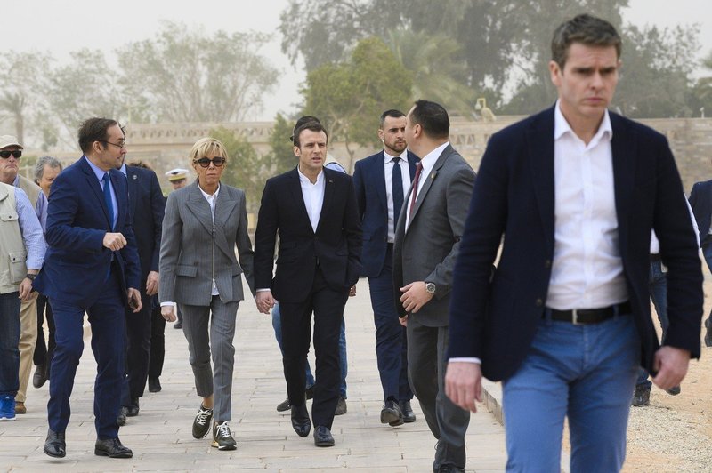 Brigitte Macron na udaru kritikov zaradi izbire športnih čevljev (foto: Profimedia)