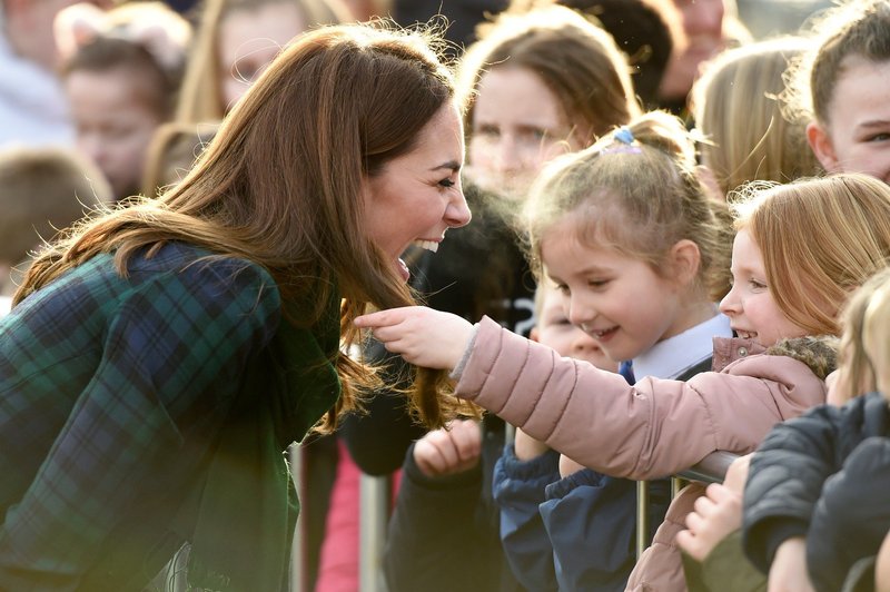 Kate Middleton oboževalka prijela za lase, reakcija lepe vojvodinje pa je bila izjemno prikupna (foto: Profimedia)