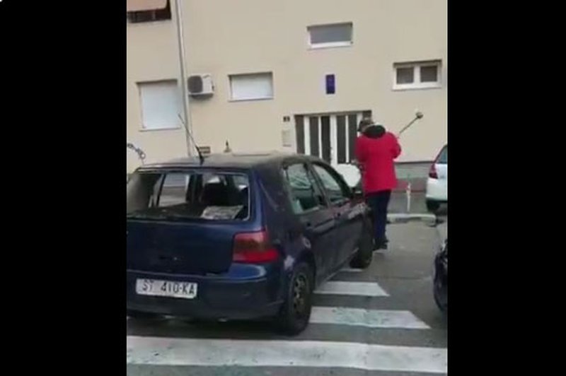 V Splitu moški z macolo na prehodu za pešce razbil svoj avtomobil (foto: Twitter)