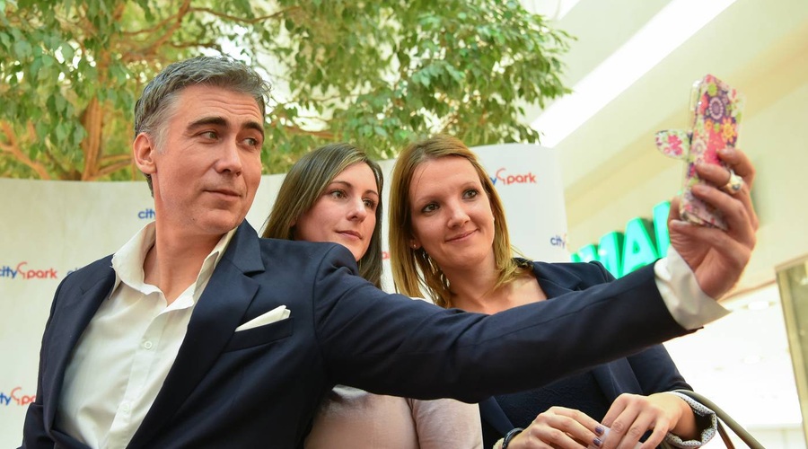 Jan Plestenjak si je vzel čas za vsakega, ki je prišel na srečanje z njim v Citypark. (foto: Robert Krumpak)