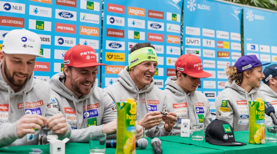 Smučarji pred odhodom na svetovno prvenstvo v Areju prejeli lipov list za srečo (foto: promocijska fotografija)