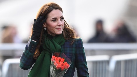 Kate Middleton sama prišla na mamin rojstni dan