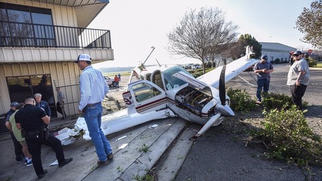 Bizarna nesreča v Los Angelesu: Manjše letalo razpadlo v zraku in padlo na hišo!