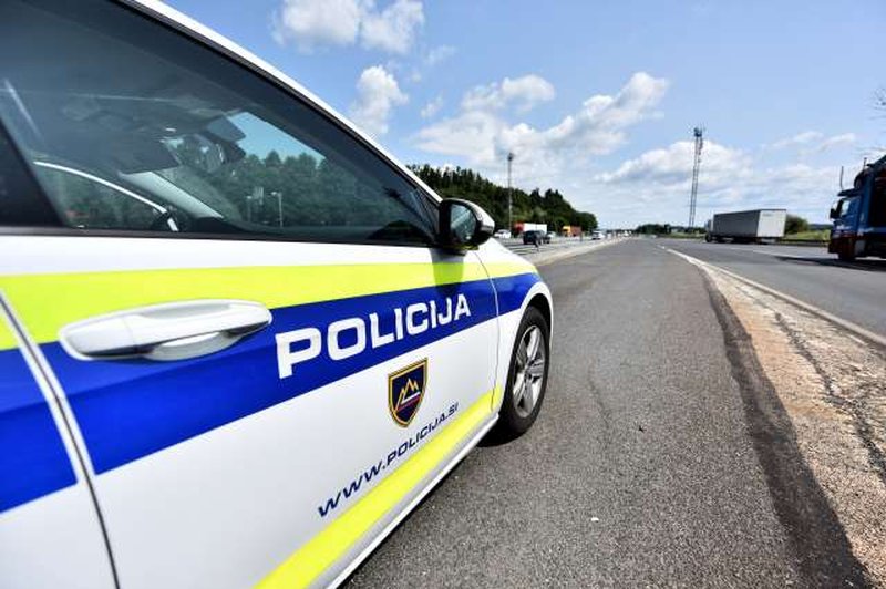 Omamljena 26-letnica po Kopru z moškim na pokrovu avtomobila (foto: Tamino Petelinšek/STA)