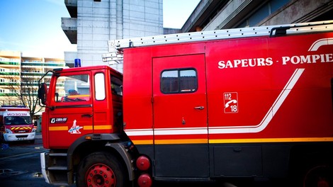 Radovedneži v Kranju ovirali gasilce pri gašenju požara