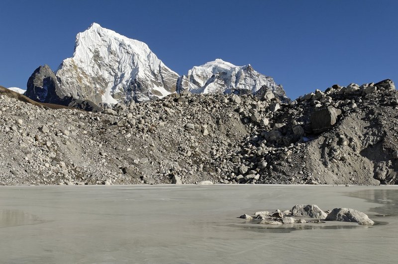 Zaradi podnebnih sprememb se lahko stalijo ledeniki v Himalaji (foto: profimedia)
